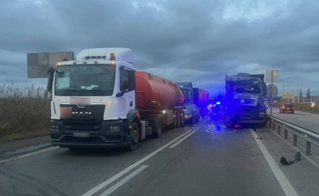 3 грузовика и легковушка столкнулись сегодня утром под Краснодаром