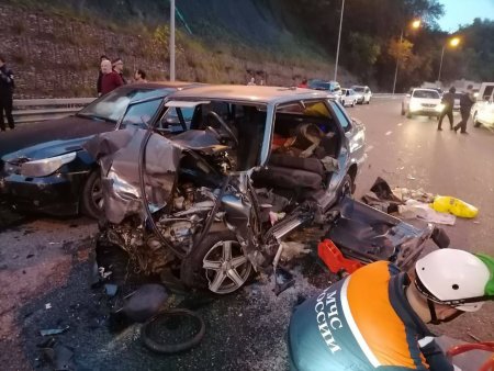 Спасатели показали кадры жесткой аварии в Сочи
