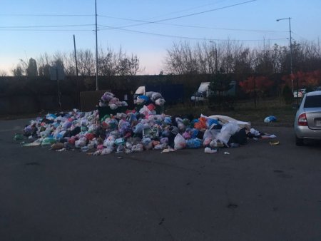 Свалка растёт, а ведь рядом детская площадка и садик