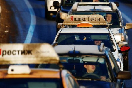 В работе агрегаторов такси Яндекс Go и Uber произошел массовый сбой