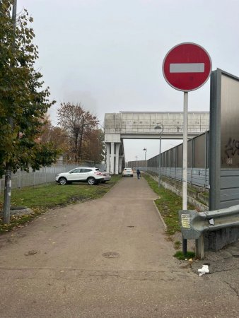 Езда по тротуару, парковка на газоне, въезд под знак
