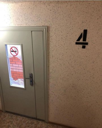 На Сарабеева 5/1 подъезд 1 сосед с 9 этажа разбил окна почти на каждом этаже