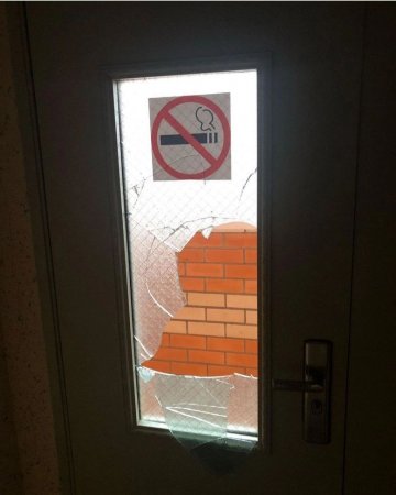 На Сарабеева 5/1 подъезд 1 сосед с 9 этажа разбил окна почти на каждом этаже- фото 2