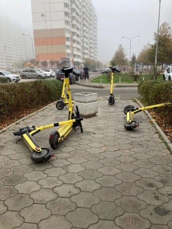Что мешает людям оставлять самокаты не на проходе