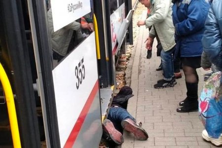 На Ставропольской мужчина упал с остановки под подъезжающий трамвай