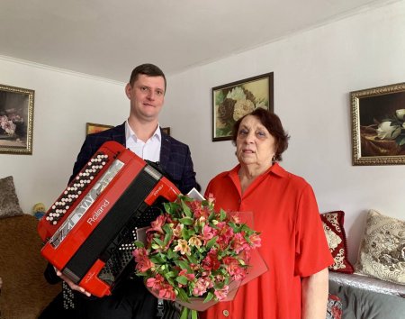 Жительница Краснодара подарила Кубанскому казачьему хору баян за 500 т. р.