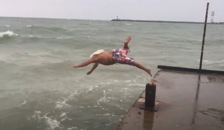 Сочинский Дед Мороз искупался в море в честь дня рождения
