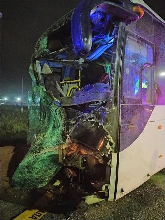 116 км автодороги А-146  произошло столкновение рейсового автобуса со стоящим КАМАЗом