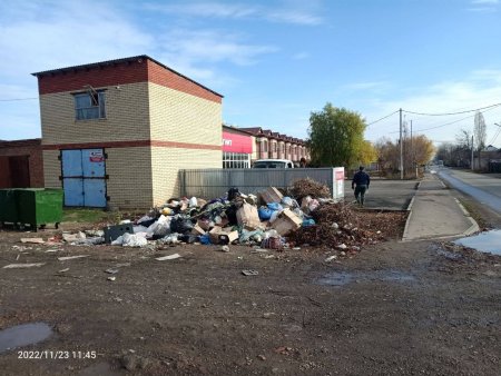 Улица 3-я Трудовая превратилась в огромную свалку мусора
