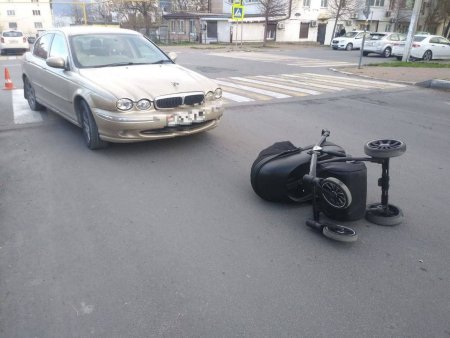 Водитель на Jaguar в Новороссийске сбил женщину с новорожденным ребенком в коляске