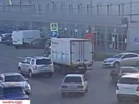 В Пашковке воспитатель на Мазде протаранил грузовик