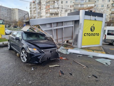 В Новороссийске «Лексус» не справился с управлением и разнес в щепки остановку