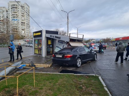 В Новороссийске «Лексус» не справился с управлением и разнес в щепки остановку фото 1