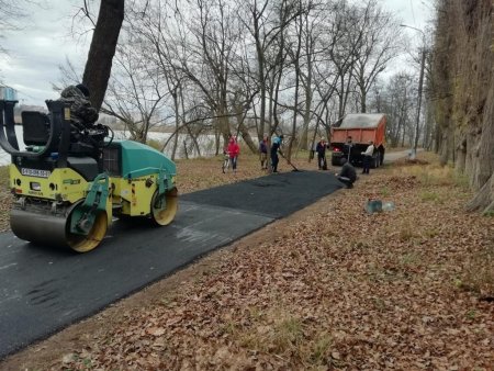 В парке «Солнечный Остров» обновляют асфальтовое покрытие тротуара
