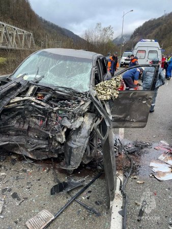 На Краснополянском шоссе в результате ДТП зажало двух женщин водителей