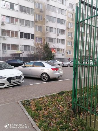 В Новороссийске пожарные машины застряли во дворе из-за неправильно припаркованных авто. Фото 1