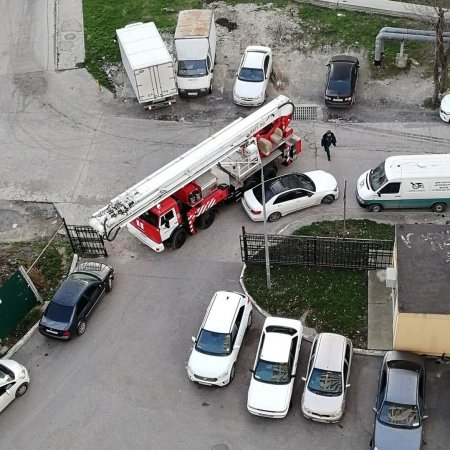 В Новороссийске пожарные машины застряли во дворе из-за неправильно припаркованных авто