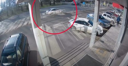 В Анапе водитель сбил детей выходивших из машины