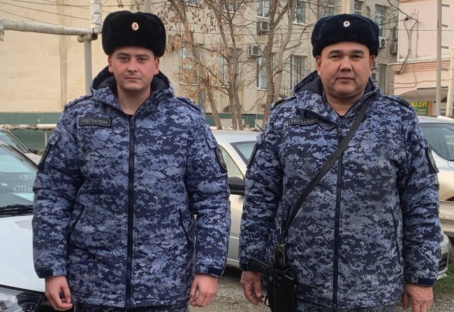 Сотрудники Росгвардии спасли из огня мужчину в Крымске