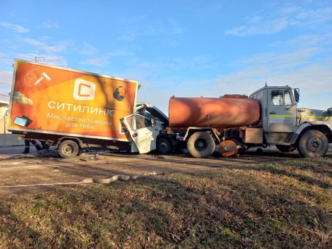 На Кубани водитель Газели на скорости протаранил ЗИЛ